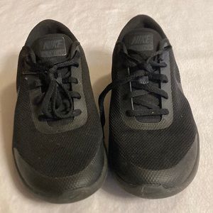 Women’s Black Nike Flex sneaker